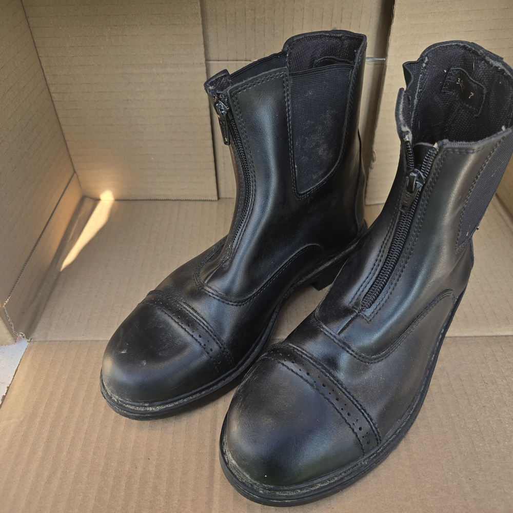 Sleek Black Leather Men's Boots